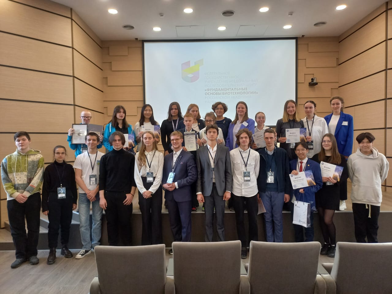 Человек на вершине. Успех в бизнесе. Женщина на вершине успеха. Стремление к вершинам. Мужчина на горе вершине.